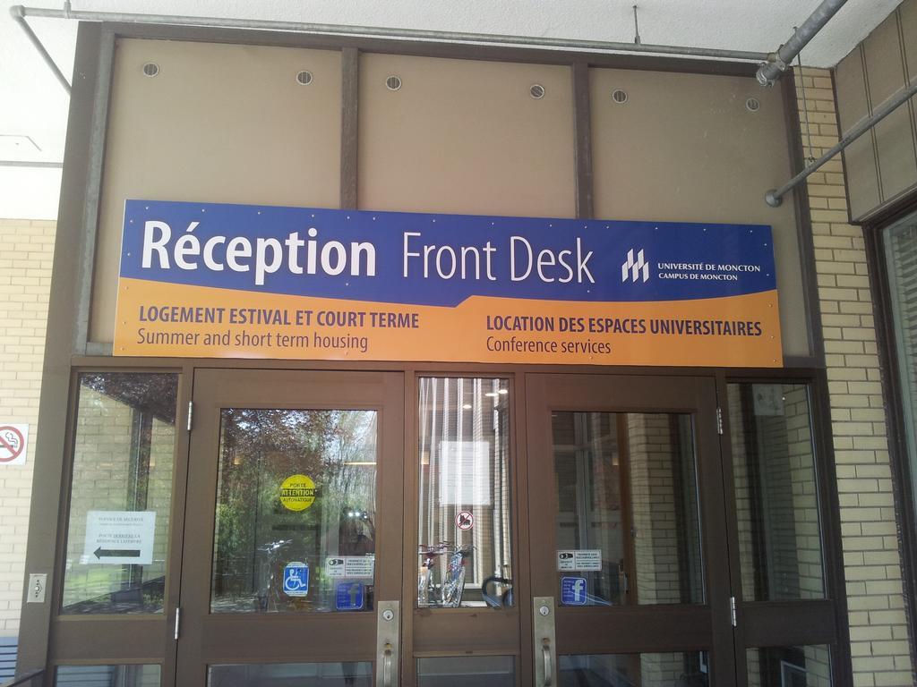 Universite De Moncton Esterno foto